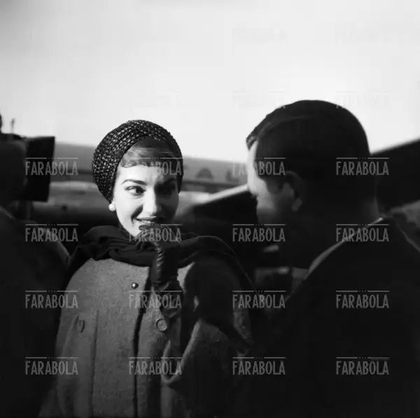 Maria Callas in aeroporto in partenza per gli Stati Uniti, 1958