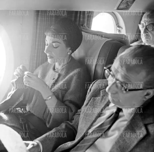 Maria Callas lavora a maglia in volo per gli Stati Uniti, 1958