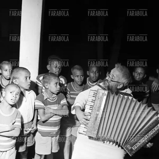 Padre Desiteo da Selvino con i bambini della missione cattolica, Eritrea, 1958