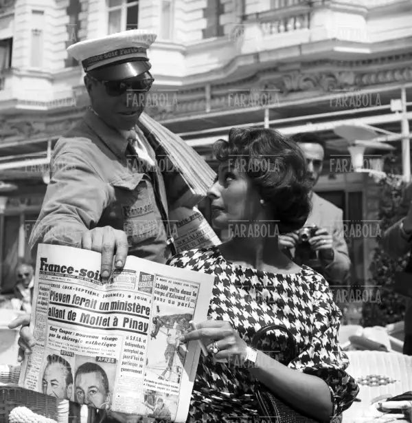 Sophia Loren con uno strillone di France-Soir, Festival di Cannes, 1958