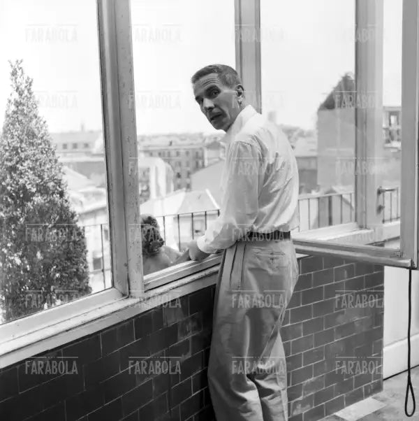 Dino Buzzati a casa, Milano, 1958