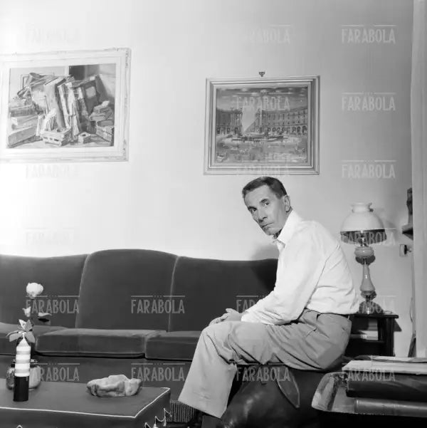 Dino Buzzati a casa, Milano, 1958