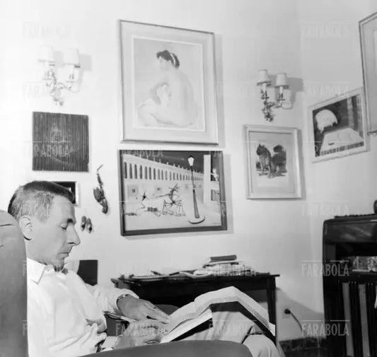 Dino Buzzati a casa con un suo dipinto, Milano, 1958