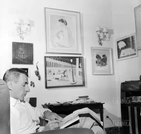 Dino Buzzati a casa con un suo dipinto, Milano, 1958