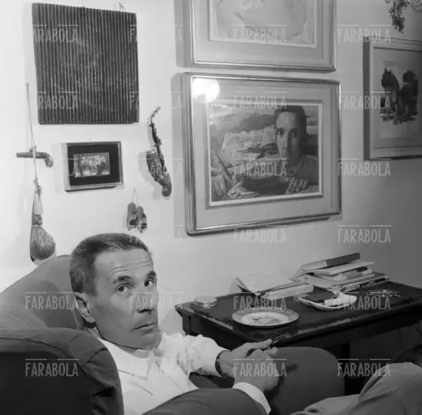 Dino Buzzati a casa, Milano, 1958
