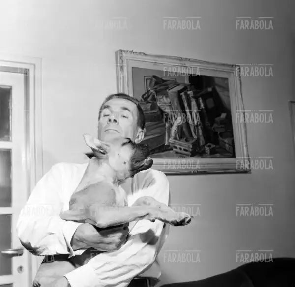 Dino Buzzati a casa, Milano, 1958