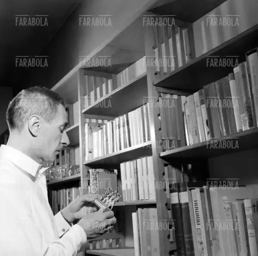 Dino Buzzati a casa, Milano, 1958