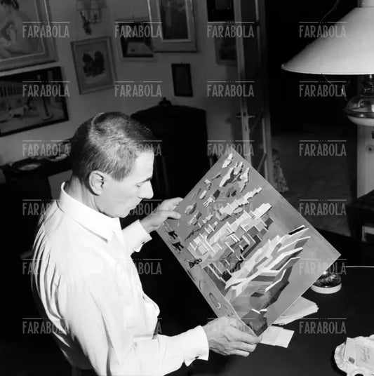 Dino Buzzati a casa con un suo dipinto, Milano, 1958
