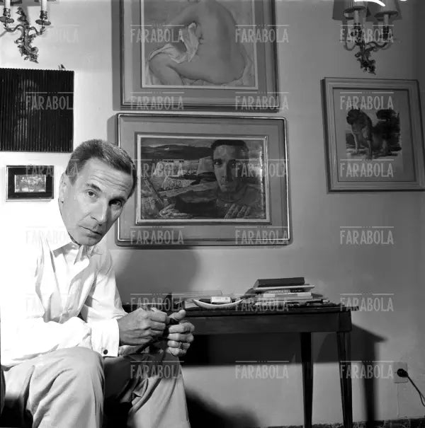 Dino Buzzati a casa, Milano, 1958