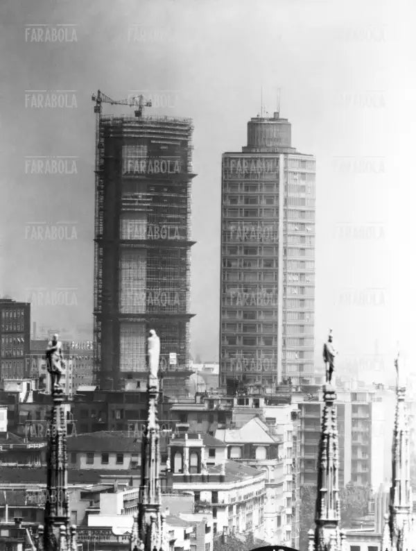 Grattacielo Pirelli in costruzione e la Torre Breda, 1958