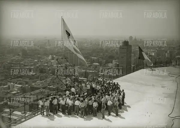 Costruzione del grattacielo Pirelli, posa della bandiera, Milano, 1958