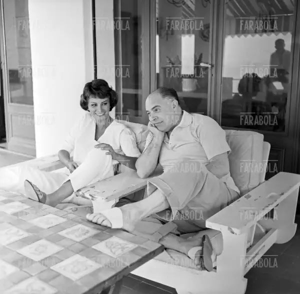 Sophia Loren e il marito Carlo Ponti in vacanza, Saint-Tropez, 1958