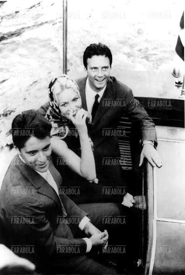 Brigitte Bardot, Sacha Distel e Franco Interlenghi in motoscafo sul Canal Grande, Mostra del cinema di Venezia, Venezia, 1958