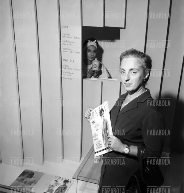 Linda Pedrotti Brustio, dimostrazione Elizabeth Arden alla Rinascente, Milano, 1958