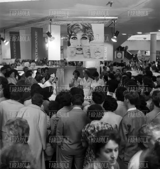 Dimostrazione dei prodotti Elizabeth Arden alla Rinascente, Milano, 1958