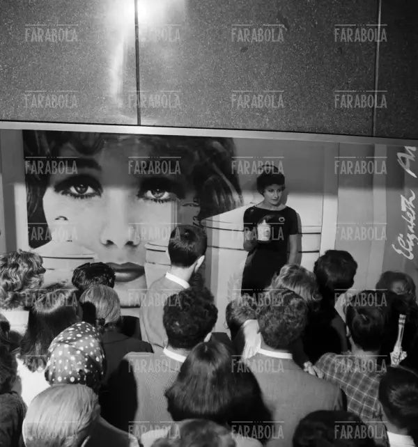 Dimostrazione dei prodotti Elizabeth Arden alla Rinascente, Milano, 1958