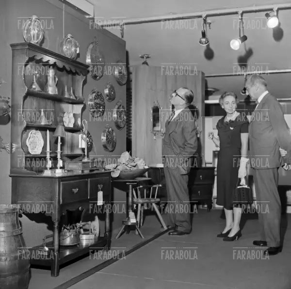 Linda Pedrotti Brustio alla mostra di antiquariato della Rinascente, Milano, 1958
