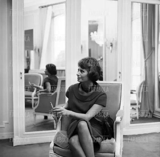 Sophia Loren sceglie degli abiti nell'atelier Dior, Parigi, 1958