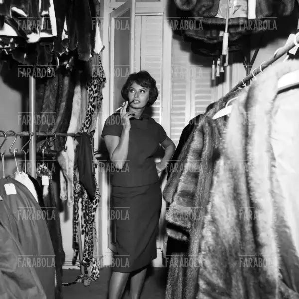 Sophia Loren sceglie degli abiti nell'atelier Dior, Parigi, 1958