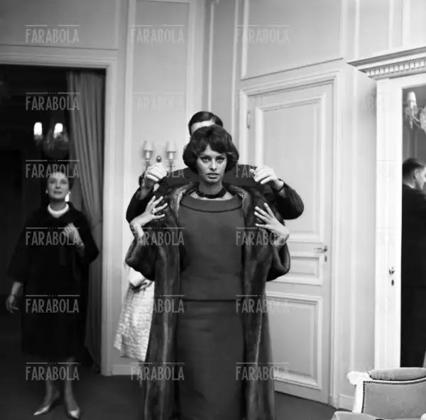 Sophia Loren sceglie degli abiti nell'atelier Dior, Parigi, 1958