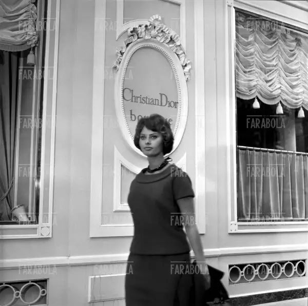 Sophia Loren nella sartoria Dior, Parigi, 1958