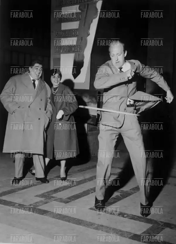 Raimondo Vianello, Sandra Mondaini e Gino Bramieri con l'hula hoop, Milano, 1958