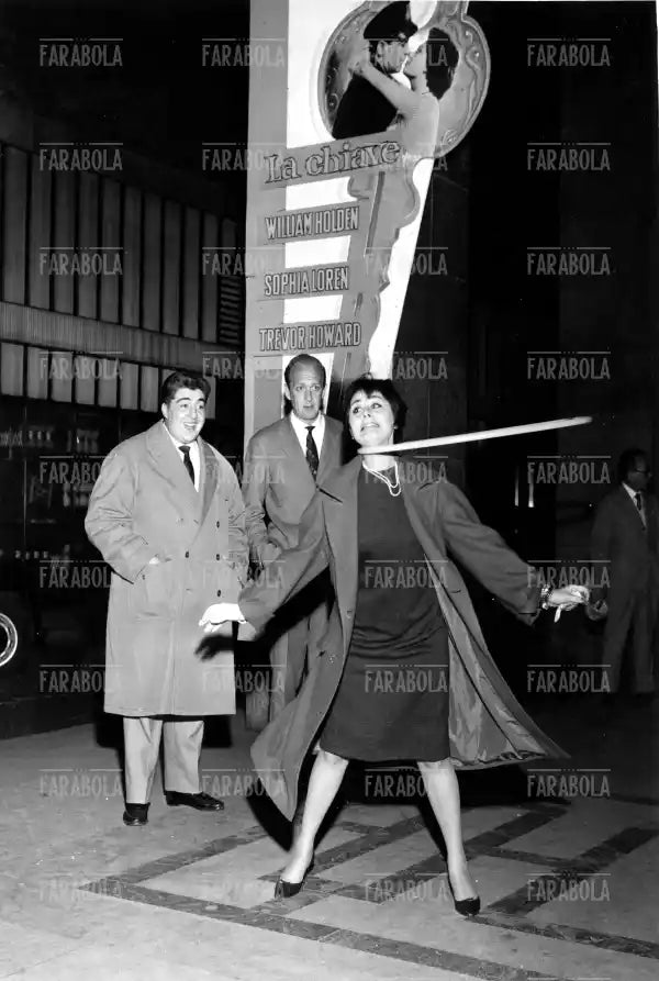 Sandra Mondaini, Raimondo Vianello e Gino Bramieri con l'hula hoop, Milano, 1958