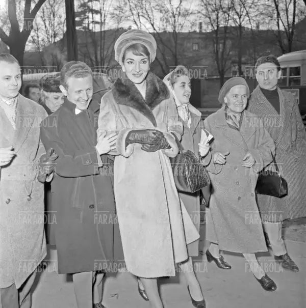 Maria Callas accolta dagli ammiratori al ritorno dagli Stati Uniti, Milano, 1958