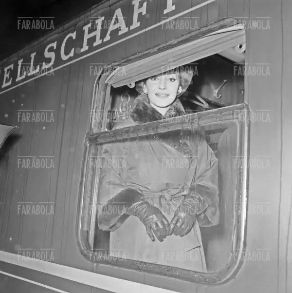 Maria Callas sul treno per Parigi, Milano, 1958