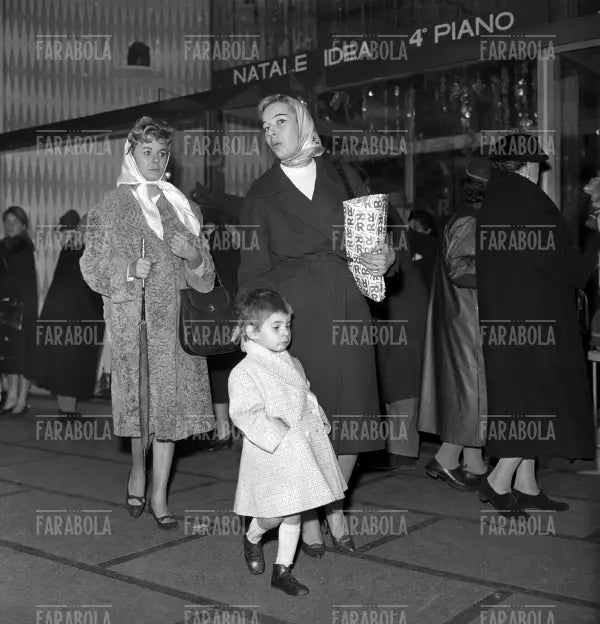 Acquisti di Natale alla Rinascente, Milano, 1958
