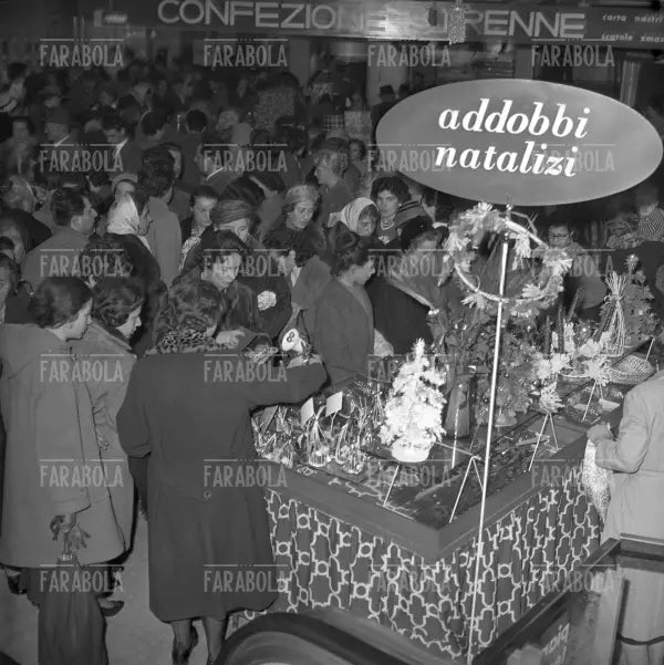 Acquisti di Natale alla Rinascente, Milano, 1958