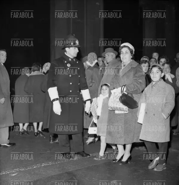 Acquisti di Natale alla Rinascente, Milano, 1958