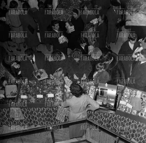 Acquisti di Natale alla Rinascente, Milano, 1958