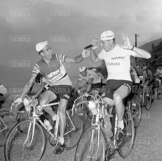 Raphael Geminiani scherza con Ercole Baldini in maglia rosa, Giro d'Italia, 1958