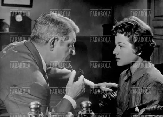 Jean Gabin e Annie Girardot in una scena del film Maigret tende une piege, 1958