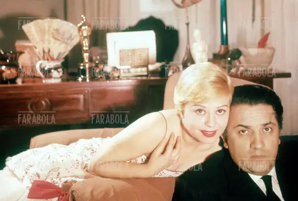 Federico Fellini e Giulietta Masina nella loro casa, Roma, 1958