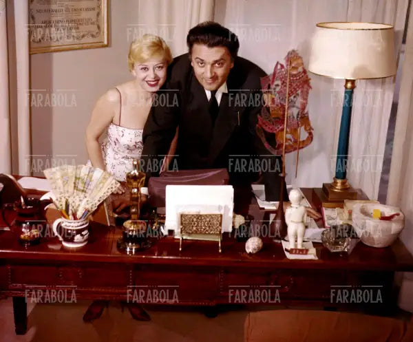 Federico Fellini e Giulietta Masina nella loro casa, Roma, 1958
