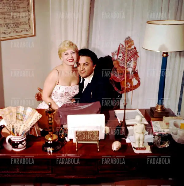 Federico Fellini e Giulietta Masina nella loro casa, Roma, 1958
