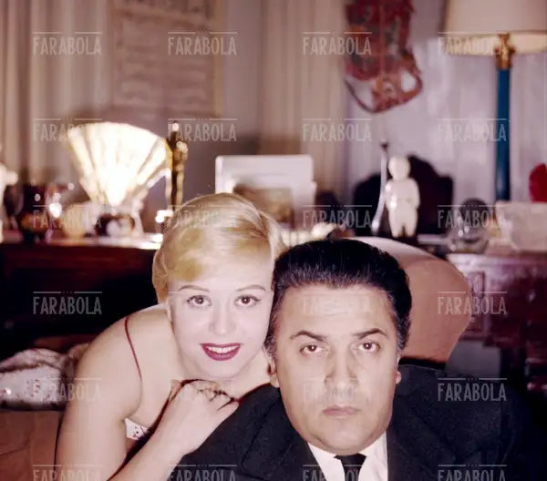 Federico Fellini e Giulietta Masina nella loro casa, Roma, 1958