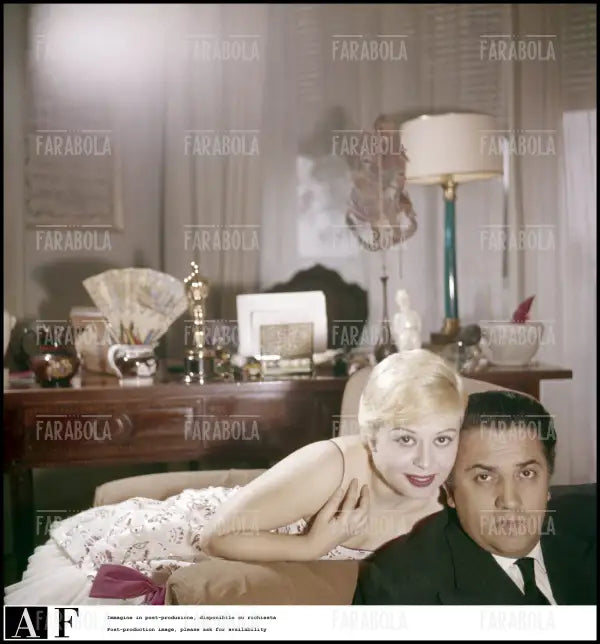 Federico Fellini e Giulietta Masina nella loro casa, Roma, 1958