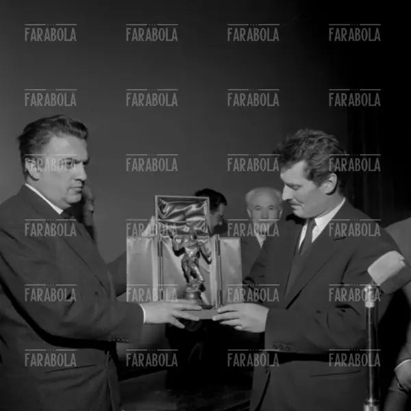 Federico Fellini consegna il premio San fedele a Pietro Germi, 1959
