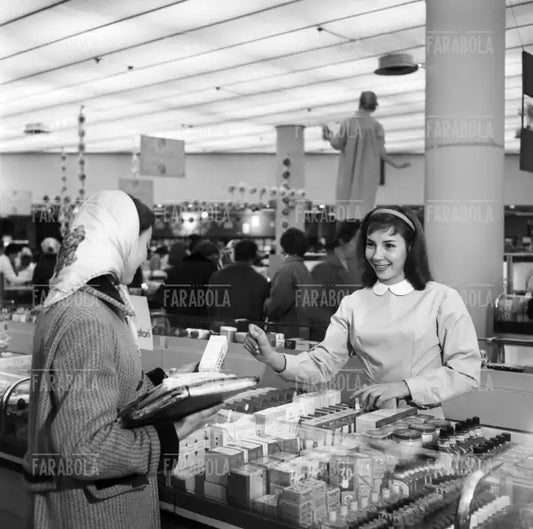 Reparto cosmetici della Rinascente, Milano, 1959
