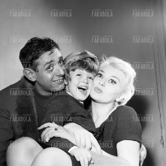 Dario Fo e Franca Rame con il figlio Jacopo Fo, Milano, 1959