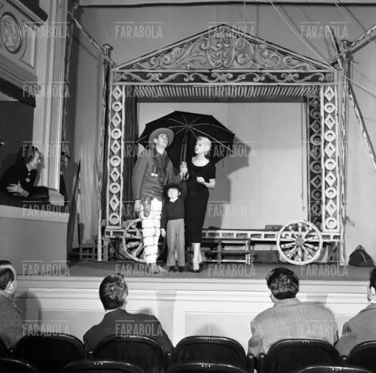 Dario Fo e Franca Rame con il figlio Jacopo Fo sul palcoscenico, Milano, 1959