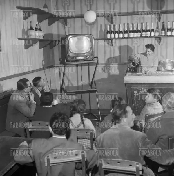 Avventori di un bar guardano la televisione, Appennino Tosco-Emiliano, 1959