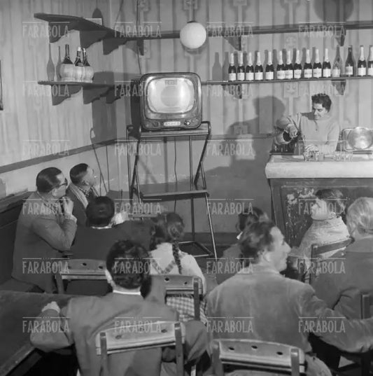 Avventori di un bar guardano la televisione, Appennino Tosco-Emiliano, 1959