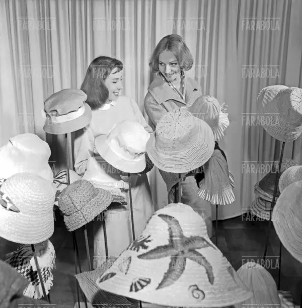 Commessa della Rinascente con una cliente, Milano, 1959
