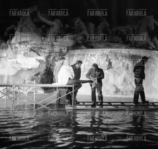 Anita Ekberg e Federico Fellini sul set de La Dolce Vita, 1959