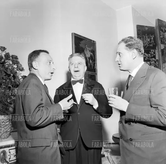 Eugenio Montale e Vittorio Sereni, Ricevimento in casa di Guido Piovene, Milano, 1959