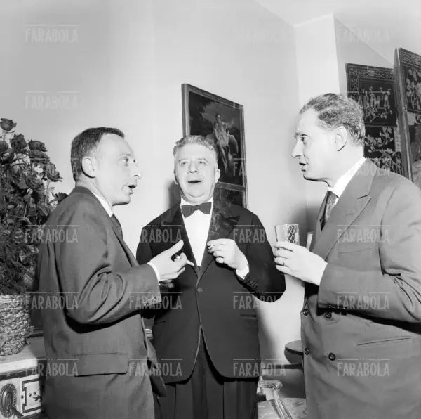 Eugenio Montale e Vittorio Sereni, Ricevimento in casa di Guido Piovene, Milano, 1959